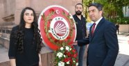 CHP Atatürk anıtına çelenk sundu