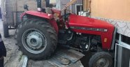 Freni tutmayan traktör eve daldı