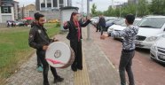 Boşanma davasını davul ve dümbelek ile kutladı