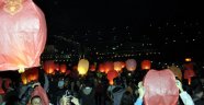 Gökyüzü dilek balonlarıyla aydınlandı