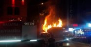 Kamyonet alev alev yandı