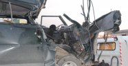 Minibüs tıra çarptı: 2 ölü