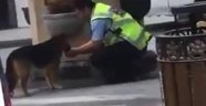 Polis avucuyla köpeğe su içirdi