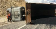 Asfalt yüklü kamyon devrildi: 1 yaralı