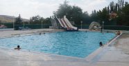 Sıcaklıklar arttı vatandaşlar havuzlara akın etti