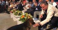 Köpeğine kendi suyunu verdi