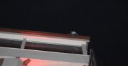 Çatıya çıkıp intihara kalkıştı