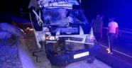 Minibüs kamyona arkadan çarptı: 15 yaralı