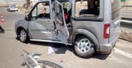 Ticari araçla otomobil çarpıştı: 3'ü çocuk 7 yaralı
