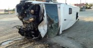 Minibüs takla attı: 1'i ağır 15 yaralı