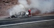 Seyir halindeki araç alev alev yandı