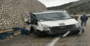 Kamyonet Şarampole Yuvarlandı: Üç Yaralı