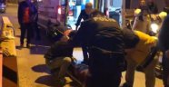 Bıçakla yaralandı polis merkezi önünde yere yığıldı