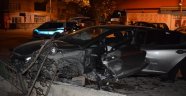 Otomobil direğe çarptı: 1 ağır yaralı
