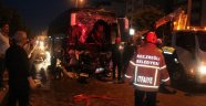 Yolcu otobüsü tıra çarptı: 1 ölü, 17 yaralı