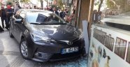 Otomobil işyerine daldı