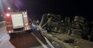 Tır devrildi: 1 ölü