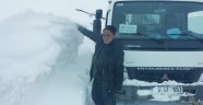 Erzurum'da kar insan boyunu geçti