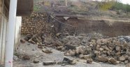 Gercüş'te duvar çöktü yol kapandı