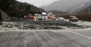 Heyelan yolu ulaşıma kapattı