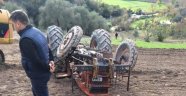 Devrilen traktörün altına kalan sürücü hayatını kaybetti