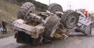 İş makinesi devrildi sürücü içinde sıkıştı