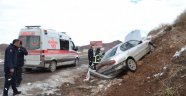 Otomobil toprak alana çarptı: 1'i ağır 2 yaralı