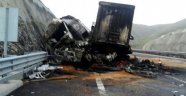 TIR ile kamyon çarpıştı, baba oğul yanarak öldü