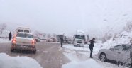 Kar nedeniyle yollar ulaşıma kapandı