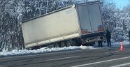 Kayganlaşan yolda tır şarampole kaydı