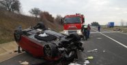 Refüje çarpan otomobil takla attı : 2 yaralı