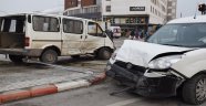 Kavşakta kaza: 2 yaralı