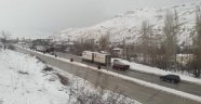 Kar ve tipi yolları ulaşıma kapattı