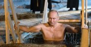 Vladimir Putin buz gibi suya girdi