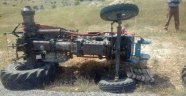 Devrilen traktörün altında kalan sürücü yaralandı