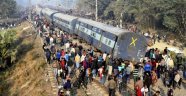 Hindistan'da tren raydan çıktı: 7 ölü