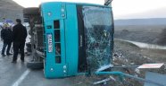Kağızman'da öğrenci servisi kaza yaptı: 3'ü ağır 17 yaralı
