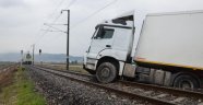 Tır tren rayı üzerinde kaldı