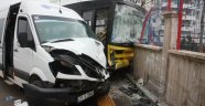 Diyarbakır'da servis minibüsü ile halk otobüsü çarpıştı: 13 yaralı