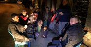 Depremden korkan vatandaşlar geceyi dışarıda geçiriyor