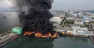 Endonezya'da limanda yangın: 20 tekne yandı