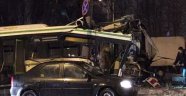 Rusya'da elektrik direğine çarpan otobüs ortadan ikiye ayrıldı