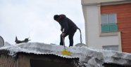 Çatılarda biriken karlar ekmek kapısı oluyor