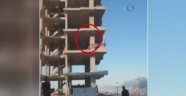 Eşinin gözleri önünde 5'inci kattan atladı