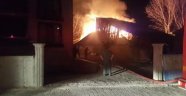 Bolu'da, ahır ve 2 katlı ahşap ev alev alev yandı