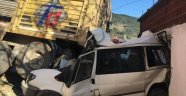 Freni boşalan tır park halindeki ticari aracı hurdaya çevirdi
