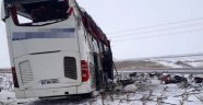 Yolcu otobüsü refüje devrildi: 1 ölü, 17 yaralı