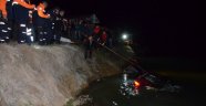 Uşak'ta 5 genç otomobille gölete uçtu
