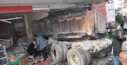 Freni boşalan kamyon kuaföre girdi: 3 yaralı