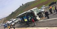 Yolcu otobüsü demir yüklü tıra arkadan çarptı: 2 ölü, çok sayıda yaralı